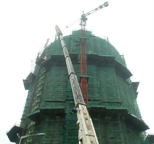 九龙坡吊车在工地上作业